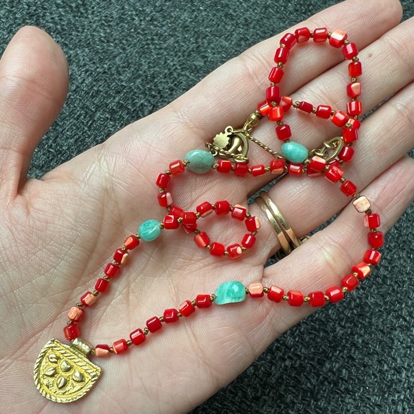 Handmade hand knotted vibrant red shaded mother of pearl layering necklace - Picture 6 of 11